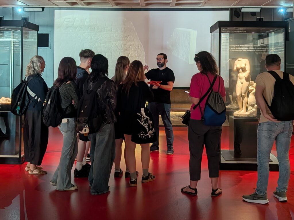 Grupo de visitantes ante las vitrinas de una exposición