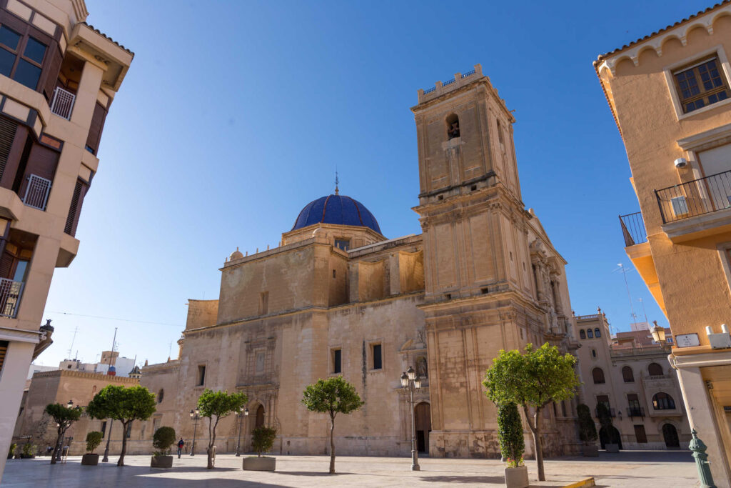 Plaza de Elche con la basílica de Santa María al fondo