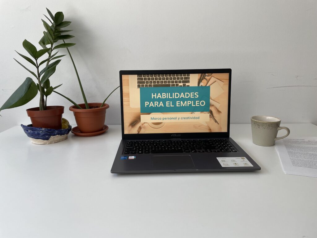 Portátil con la presentación Habilidades para el empleo sobre una mesa