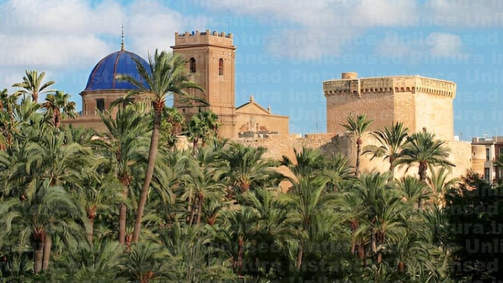 La basílica de Santa María de Elche entre las palmeras