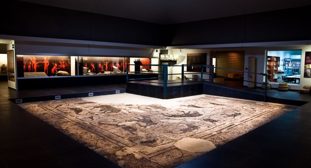 Sala del museo con un gran mosaico romano en el suelo