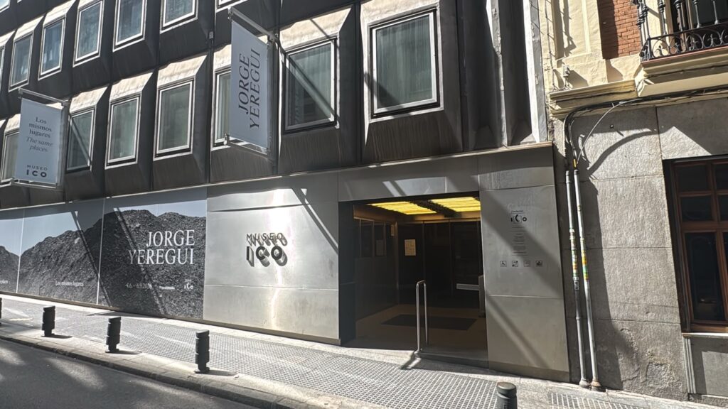 Fachada del centro cultural con el rótulo Jorge Gallego
